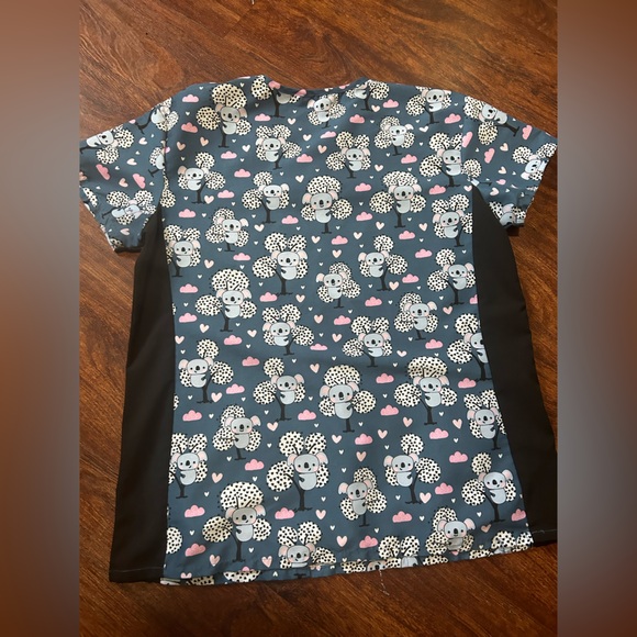 Women’s Koala Bear Scrub Top. Size Large - Picture 7 of 7